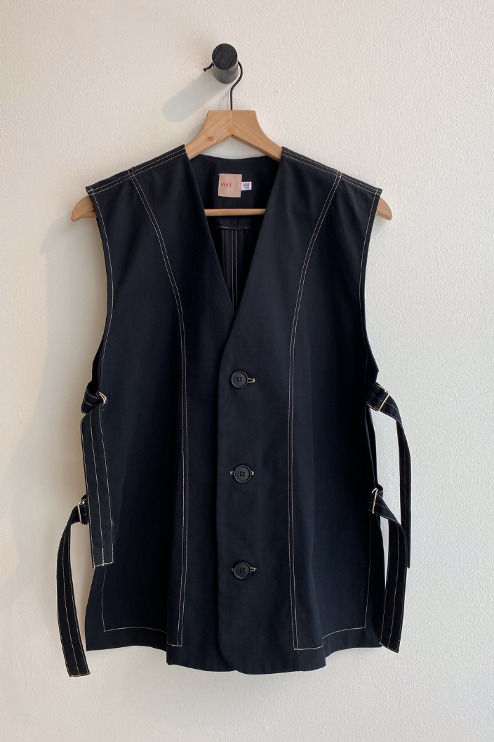 VERI - Adjustable black Sabato vest with straps