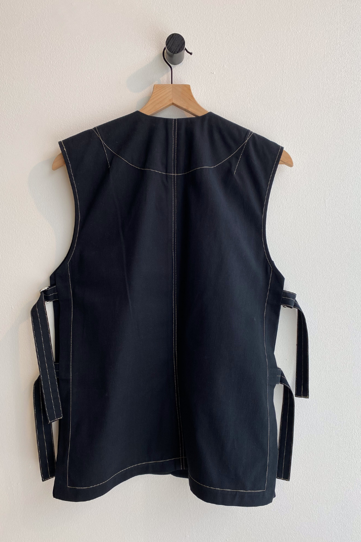 VERI - Adjustable black Sabato vest with straps